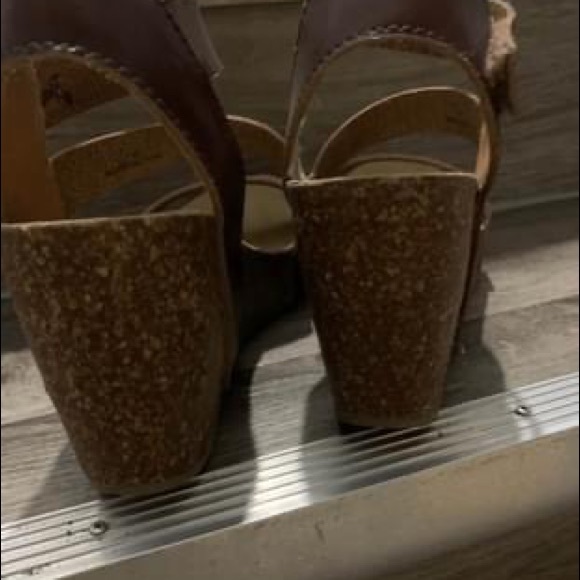 Woman’s size 8 blowfish wedges - Picture 2 of 4